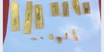 किशनगंज – सीमा सुरक्षा बल ने भारत -बांग्लादेश सीमा से राम तरफदार को किया गिरफतार, एक करोड़ रुपये मूल्य से अधिक का सोना जब्त