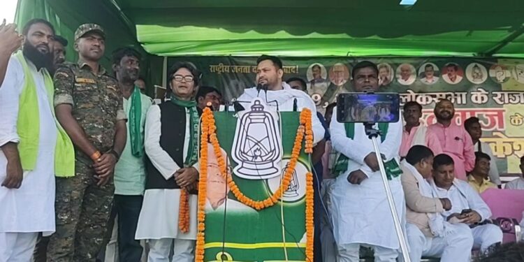 पलासी में मौजूदा केंद्र की सरकार पर हमला करते हुए कहा कि आज इस सभा में प्रतिज्ञा लेकर जाएं कि इस जुमलेबाज सरकार को उखाड़ फेकेंगे