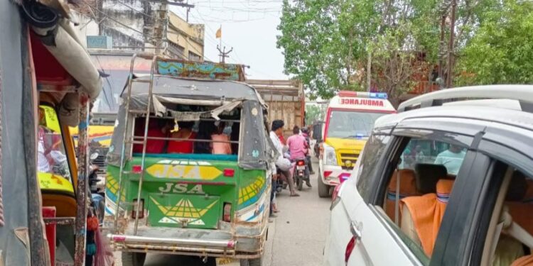नजरिया न्यूज / दरभंगा बिहार :- बजती रही एंबुलेंस की सायरन पर जाम में नहीं देखा इसका असर, घंटों फसे रहे गाड़िया व रहागीर।