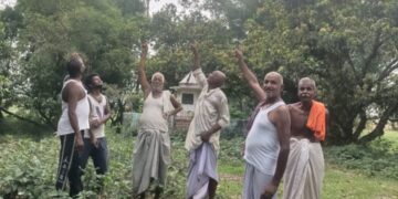 बिजली के नंगे तार को लेकर ग्रामीणों ने किया प्रदर्शन