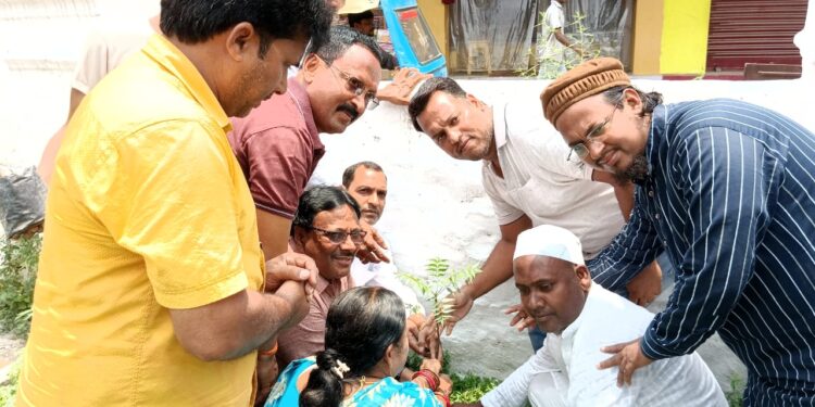 कांग्रेस कार्यालय में स्वर्गीय राजीव गांधी की पुण्यतिथि मनाई, उनकी याद में किया गया वृक्षारोपण