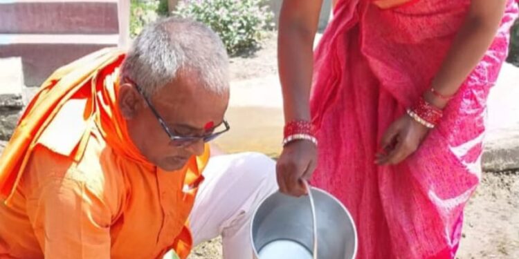 विश्व पर्यावरण दिवस पर समाजसेवी ने लगाया रूद्राक्ष का पौधा