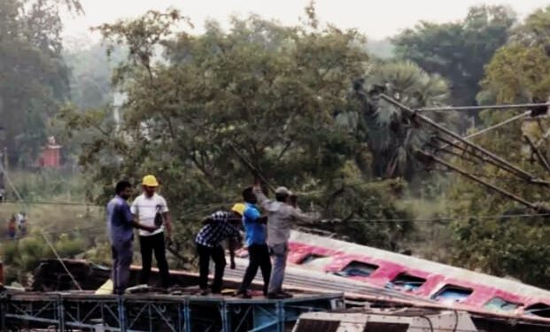 किशनगंज-सियालदह जाने वाली कंचनजंघा एक्सप्रेस न्यू जलपाईगुड़ी के पास एक मालगाड़ी से टकरा गई- पांच की मौत: पुलिस