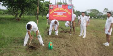 वृहद स्तर पर पौधारोपण कर 56वीं बटालियन एसएसबी बथनाहा ने मनाया विश्व पर्यावरण दिवस