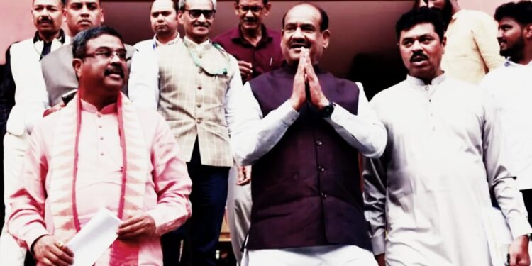 लोकसभा – सर्वसम्मति से ओत बिरला फिर बने लोकसभा स्पीकर-नेता विपक्ष राहुल गांधी और प्रधानमंत्री नरेंद्र मोदी आसन तक पहुंचाने के बाद दी बधाई