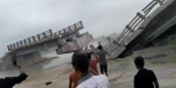 बिग ब्रेकिंग नजरिया न्यूज : सिकटी प्रखंड क्षेत्र के पड़रिया घाट पर बकरा नदी में करोड़ों की लागत से बना पुल हुआ ध्वस्त।