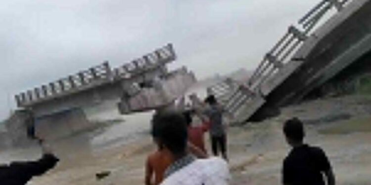 बिग ब्रेकिंग नजरिया न्यूज : सिकटी प्रखंड क्षेत्र के पड़रिया घाट पर बकरा नदी में करोड़ों की लागत से बना पुल हुआ ध्वस्त।