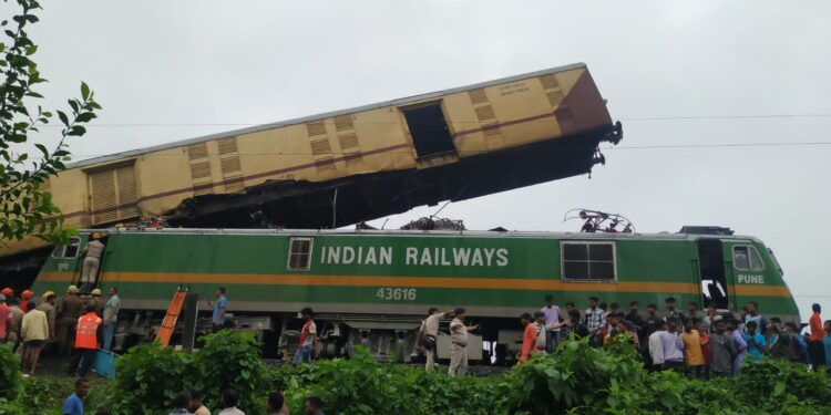 सिलीगुड़ी:रंगापानी रेल दुर्घटना में मरने वालों की संख्या सूत्रों के मुताबिक 15 तक पहुंची