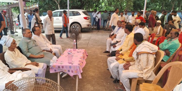 शोकाकुल परिजनों के बीच मंत्री ने दिया चेक