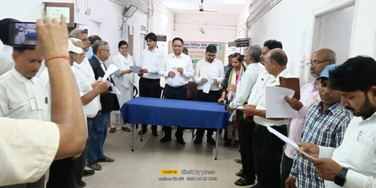 न्यायाधीश ने सभी न्यायिक पदाधिकारी , अधिवक्ताओं एवं आम लोगों को नशीली दवाओं का सेवन नहीं करने का दिलाया शपथ