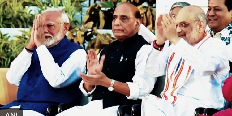 नई दिल्ली – नीतीश कुमार और चंद्रबाबू नायडू किंग मेकर-नरेंद्र मोदी ने लगातार तीसरी बार भारत के प्रधानमंत्री पद की शपथ ली