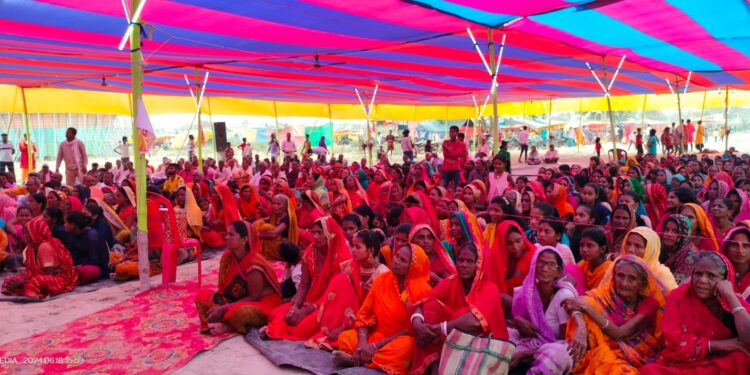 नजरिया न्यूज / कुशेश्वरस्थान दरभंगा : गोलमा में आयोजित श्रीराम कथा में शिव पार्वती विवाह प्रसंग का चर्चा करते हुए कथा वाचिक देवी प्रतिभा जी।