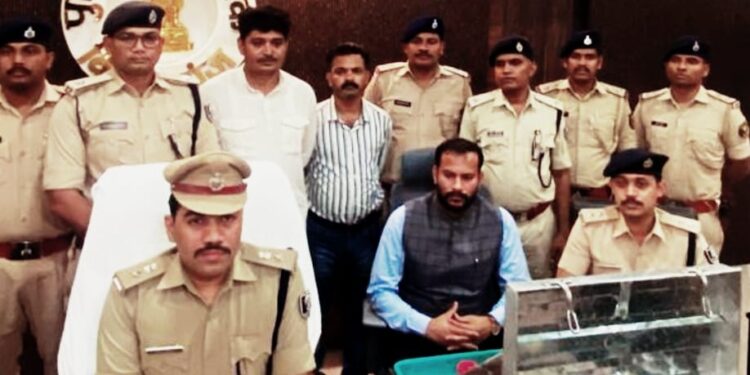 किशनगंज – बिहार: कार में 47 लाख रुपये ले जा रहे चालक सहित तीन हिरासत में-कार्रवाई जारी