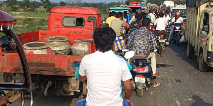 किशनगंज- बिहार: मौजाबाड़ी पुल पर लगा महाजाम- वाहनों के भार से कंप्पन करता रहा 60 साल पहले बना पुल