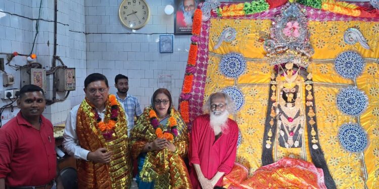 अररिया – कमिश्नर ने अपनी पत्नी के साथ मां खड्गेश्वरी महाकाली की पूजा-अर्चना कर सुख समृद्धि की कामना