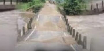 25 लाख रुपये की लागत से किशनगंज के मारिया नदी पर बना पुल धंसा