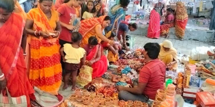 अररिया – वट सावित्री पूजा को लेकर बाजारों में महिलाओं ने की खरीदारी