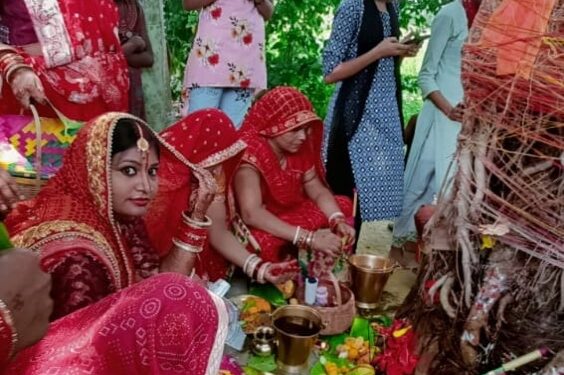 नजरिया न्यूज संवाददाता कुशेश्वरस्थान दरभंगा :- महिलाओं ने वट सावित्री व्रत कर अपने पति के दीर्घायु होने की कामना किया।