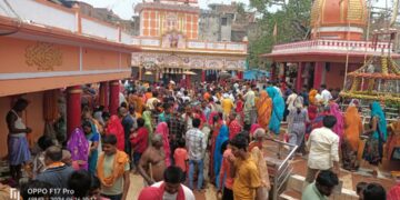 दरभंगा कुशेश्वरस्थान / नजरिया न्यूज :  गंगा दशहरा के अवसर पर बाबा कुशेश्वर नाथ को भक्तों नें किया जलाभिषेक।