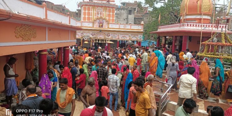 दरभंगा कुशेश्वरस्थान / नजरिया न्यूज :  गंगा दशहरा के अवसर पर बाबा कुशेश्वर नाथ को भक्तों नें किया जलाभिषेक।