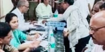 वाराणसी -पिंडरा तहसील में संपूर्ण समाधान दिवस: लेखपाल और कानून पर 60,000 रुपये लेने का आरोप