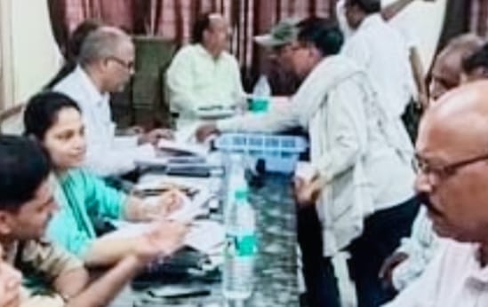 वाराणसी -पिंडरा तहसील में संपूर्ण समाधान दिवस: लेखपाल और कानून पर 60,000 रुपये लेने का आरोप