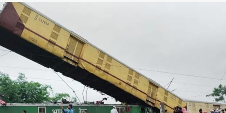 किशनगंज, बिहार -पश्चिम बंगाल के दार्जिलिंग में हुए एक रेल हादसे में 9 लोगों की मौत हो गई है-. 46 उपचाररत