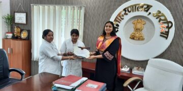 बेहतर कार्य के लिये स्वास्थ्य अधिकारी व कर्मियों को जिलाधिकारी ने किया सम्मानित