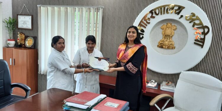बेहतर कार्य के लिये स्वास्थ्य अधिकारी व कर्मियों को जिलाधिकारी ने किया सम्मानित