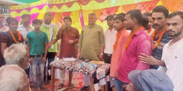 मिलन समारोह में मंत्री ने दर्जनों लोगो को माला पहनाकर किया जदयू में शामिल