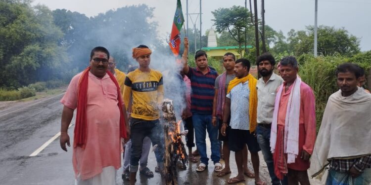 नजरिया न्यूज / कुशेश्वरस्थान : हिन्दू विरोधी बयान देने के विरोध में भाजपा कार्यकताओं नें राहुल गांधी का पुतला दहन कर विरोध जताया।