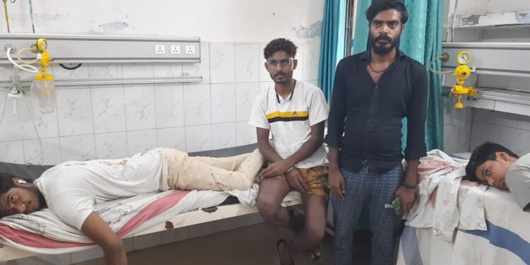 समस्तीपुर – स्कूली छात्रों के दो गुटों के बीच मारपीट में दो सगे भाई को चाकू मारकर किया जख्मी