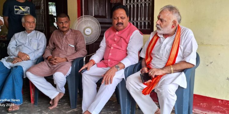 अररिया – दिवंगत भाजपा नेता के परिजनों से मिले सांसद, न्याय का दिया भरोसा