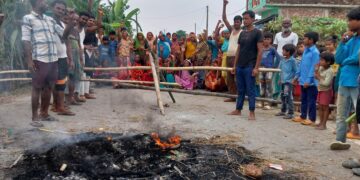 कुर्साकांटा – जलजमाव के समस्या से परेशान लोगों ने किया टायर जलाकर धरणा प्रदर्शन