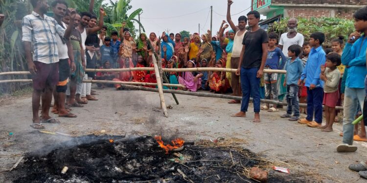 कुर्साकांटा – जलजमाव के समस्या से परेशान लोगों ने किया टायर जलाकर धरणा प्रदर्शन