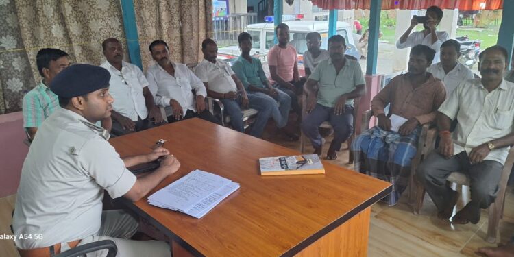 कुर्साकांटा थाना परिसर में मुहर्रम पर्व को लेकर शांति समिति की बैठक थानाध्यक्ष अभिषेक कुमार की अध्यक्षता में आयोजित की गई।