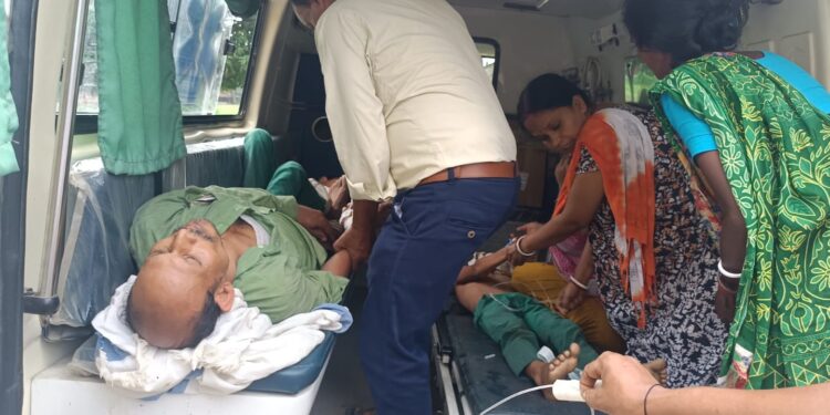 किशनगंज – एक व्यक्ति ने अपने दो मासूम बच्चों के साथ कब्रिस्तान में जाकर खाया जहर