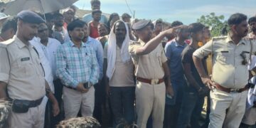 कोसी नदी के उपधारा में नाव हादसे में एक युवक लापता है। 