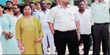 किशनगंज -बिहार: कोचाधामन प्रखंड में उप विकास आयुक्त ने मुखिया- अन्य संबंधित कर्मियों के साथ की विभिन्न योजनाओं की समीक्षा की