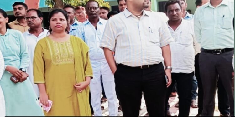 किशनगंज -बिहार: कोचाधामन प्रखंड में उप विकास आयुक्त ने मुखिया- अन्य संबंधित कर्मियों के साथ की विभिन्न योजनाओं की समीक्षा की