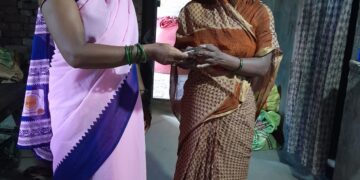 स्टॉप डायरिया कार्यक्रम-“ओआरएस” वितरण के साथ स्वच्छता का संदेश दे रहीं हैं आशा समराजी देवी 