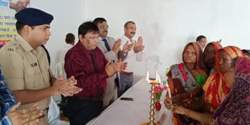 अररिया – राष्ट्रीय लोक अदालत का शुभारंभ पक्षकारो से आए महिलाओं के द्वारा सामूहिक रूप से दीप प्रज्वलित कर किया गया