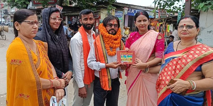 अररिया – पद यात्रा संकल्प को पूरा कर घर वापसी होने पर भाजपा महिला मोर्चा के द्वारा सम्मानित किया गया