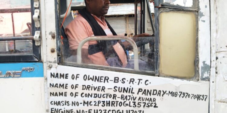 शिवहर – इतनी बड़ी घटना होने के बावजूद भी बस वाले बेखबर ,टूटी फूटी वाहनों से परिवहन कराने को मजबूर