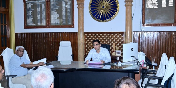 परिवार नियोजन के बारे में लोगों के बीच जागरूकता फैलाएं: डीएम