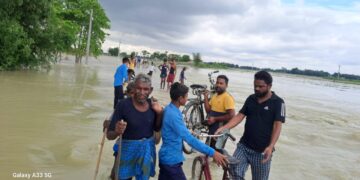 पलासी प्रखंड क्षेत्र में नेपाल के तराई क्षेत्र में हो रही भारी वर्षा तथा नेपाल जल अधिग्रहण क्षेत्र से पानी छोड़े जाने के कारण बकरा नदी एक बार फिर से उफनाने लगी है