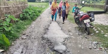 जर्जर सड़क से स्कूल जाने को मजबूर बच्चे, ग्रामीणों के साथ किसान,जवान स्कूल पढ़ने वाले बच्चों को हो रही परेशानी।