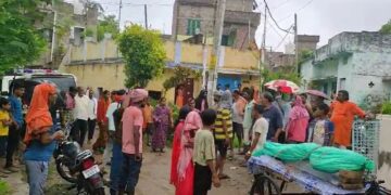 मकस्सपुर मोहल्ले में कैदी का शव पहुंचते है परिजनों में मचा कोहराम।