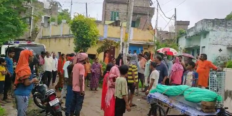 मकस्सपुर मोहल्ले में कैदी का शव पहुंचते है परिजनों में मचा कोहराम।