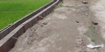 नाला निर्माण कार्य में भारी अनियमितता बिना योजना बोर्ड एवं लोकल बालू व संवेदक गैरहाजिर से होता है कार्य।